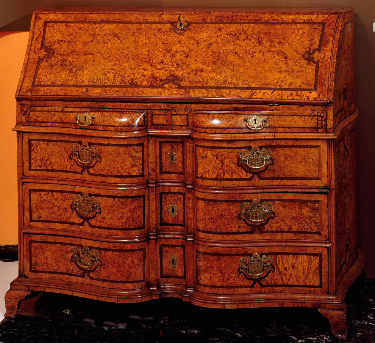 Kalusteet: pöytä setripuuta. 1734-1740 noin Himmeä. 111x127x61 cm Yksityinen kokoelma tekijältä Unknown artist