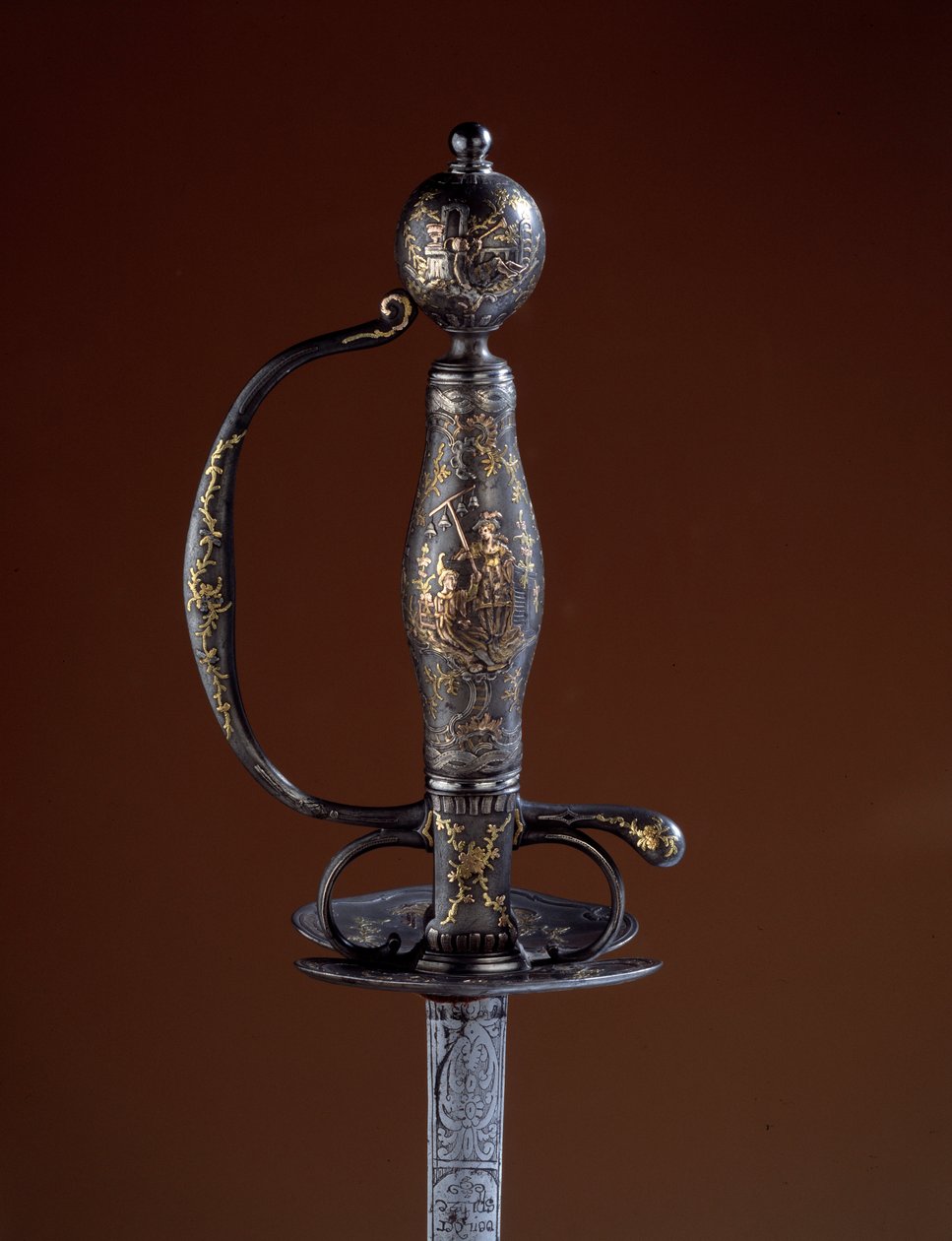 Kulta ja asevartija 1700-luvulta osittain kultahopeaa. Pariisi, koristetaide tekijältä Unknown artist