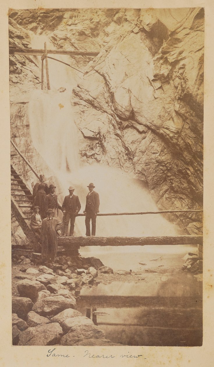 [Ihmisryhmä Seven Fallsilla, Cheyenne Cañon, Colorado] tekijältä Unknown artist