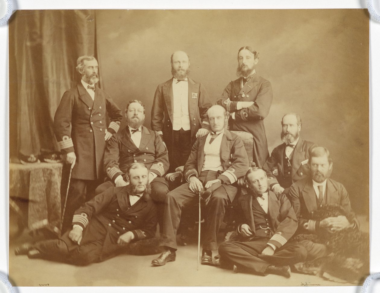 [Ryhmäkuva merivoimien upseereista] tekijältä Unknown artist
