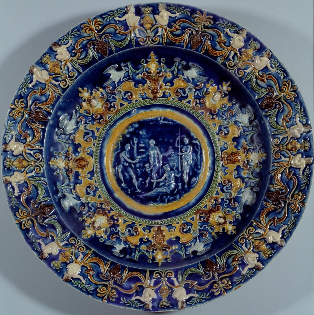 Suuri monivärinen fajanssiastia, jossa on esitys Pariisin tuomiosta. 1550-1600 tekijältä Unknown artist