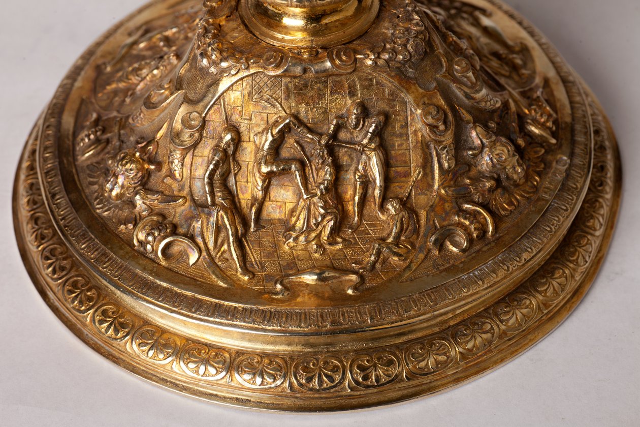 Metallityötä. Malja. Katedraalikappelin dekaanin A. Le Vaillant de la Bassarderien lahja 1726-1758. 1700-luku. Yksityiskohta pohja. tekijältä Unknown artist