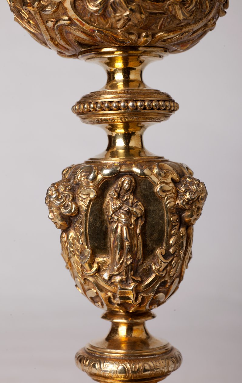 Metallityötä. Malja. Katedraalikappelin dekaanin A. Le Vaillant de la Bassarderien lahja 1726-1758. 1700-luku. Yksityiskohta. tekijältä Unknown artist