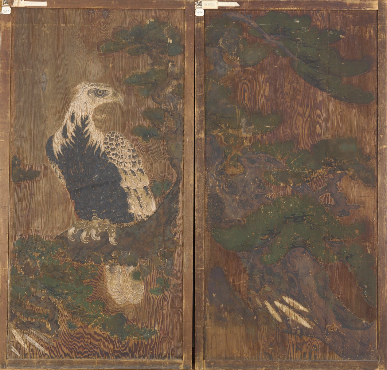 Ovipari, jossa kotka männyssä toisella puolella; toisaalta peura ja kirsikankukat tekijältä Unknown artist