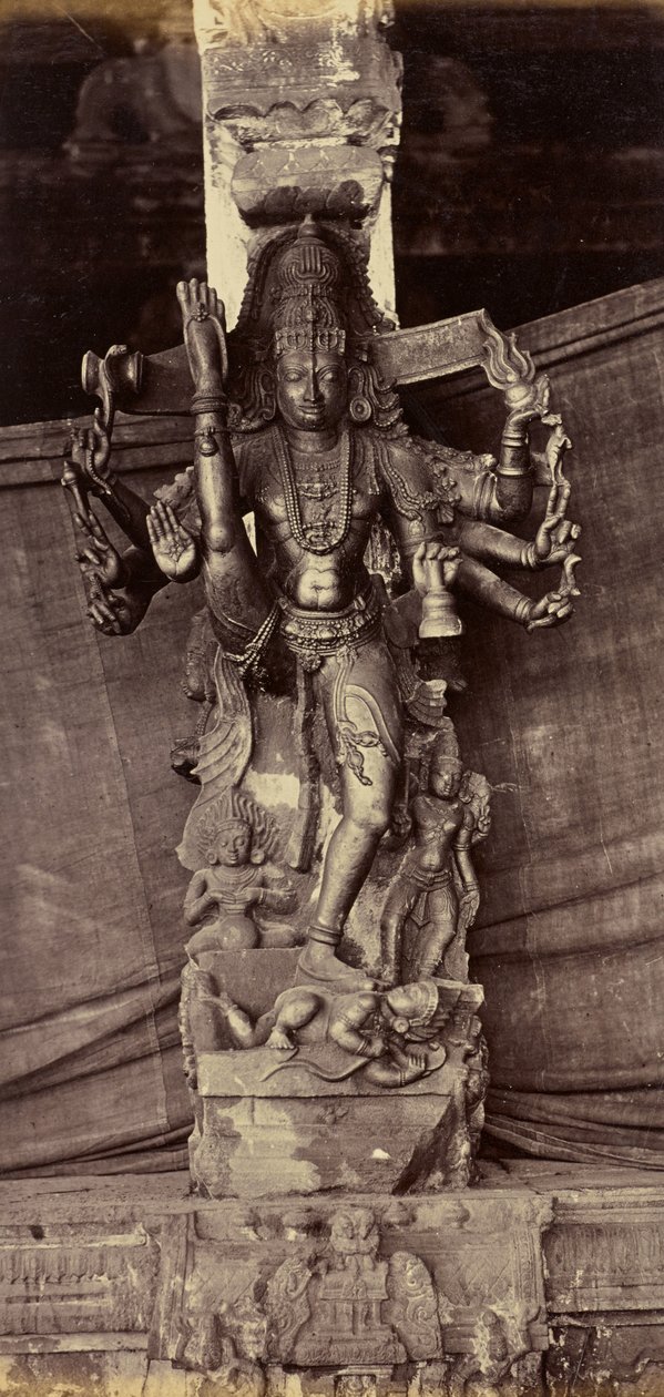 Pylväs ja hahmo, leikattu yhdestä kivestä. Coimbatore tekijältä Unknown artist