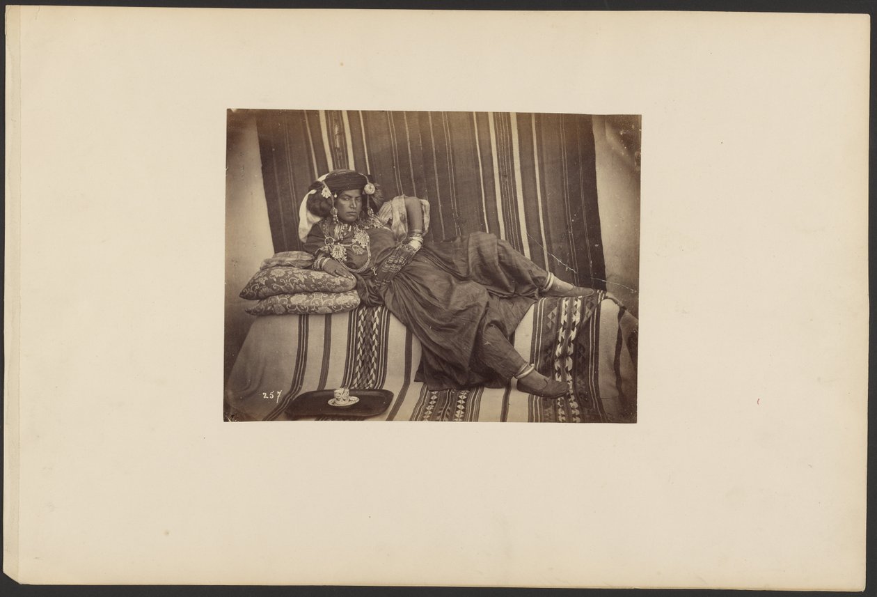 [Makaava algerialainen odalisko, Ouled Nail -heimo] tekijältä Unknown artist