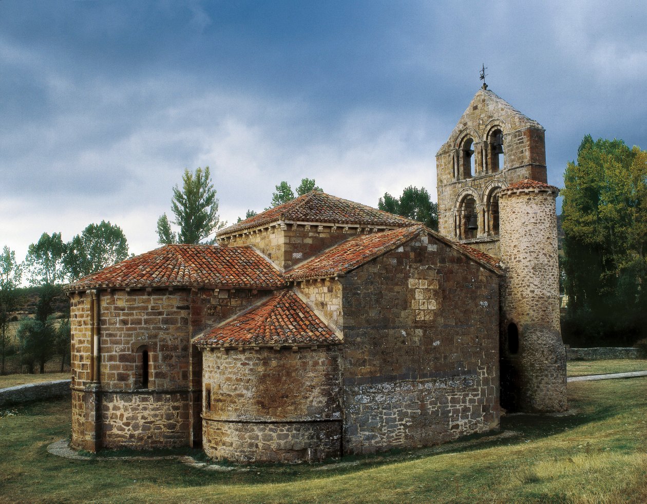 Romaaninen taide: näkymä San Salvador de Cantamudan kirkolle, Espanja tekijältä Unknown artist