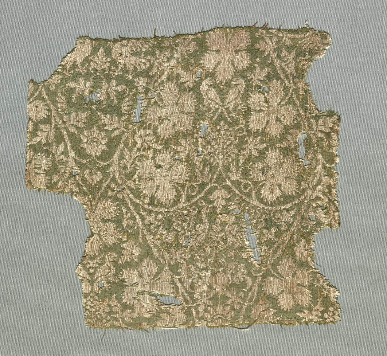 Silkkifragmentti, jossa on vieriviä viiniköynnöksiä, rypäleen lehtiä, viinirypäleitä ja lintuja tekijältä Unknown artist