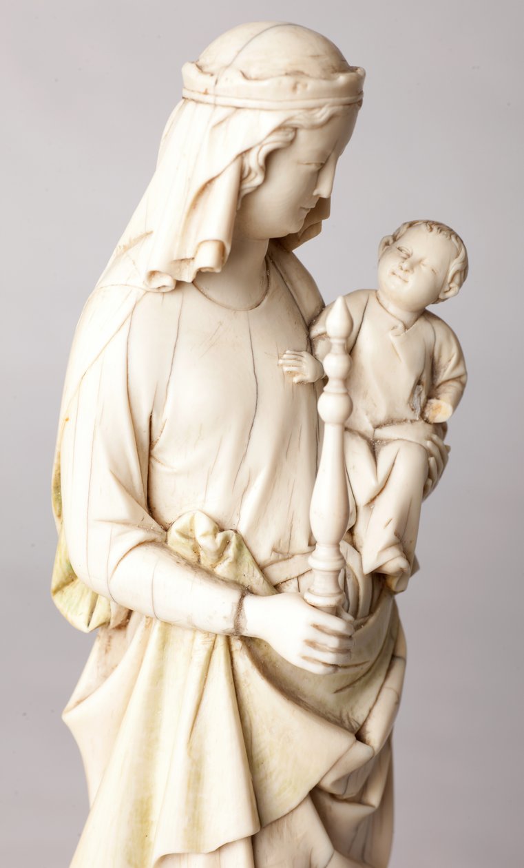 Patsas. Madonna ja lapsi. Mgr Cantineaun, tuomiokirkon kapitulin dekaanin lahja. Norsunluu. 13. vuosisadalla. Yksityiskohta, rintakuva. tekijältä Unknown artist