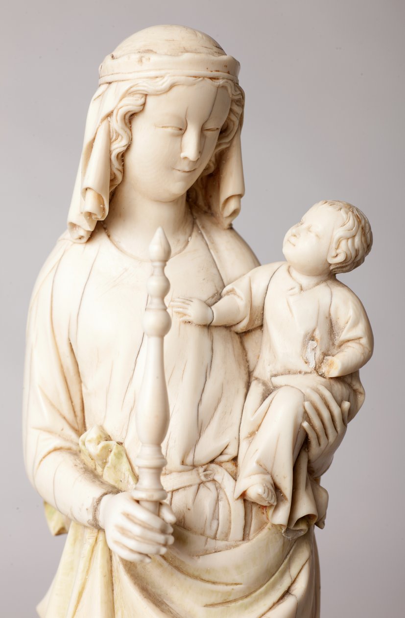 Patsas. Madonna ja lapsi. Mgr Cantineaun, tuomiokirkon kapitulin dekaanin lahja. Norsunluu. 13. vuosisadalla. Yksityiskohta, rintakuva. tekijältä Unknown artist
