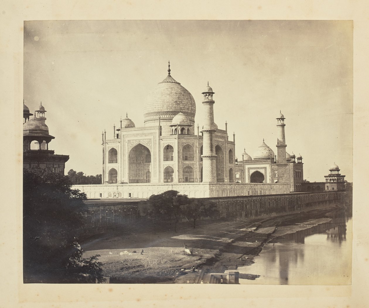 [Taj Mahal Yamuna-joen rannalta] tekijältä Unknown artist