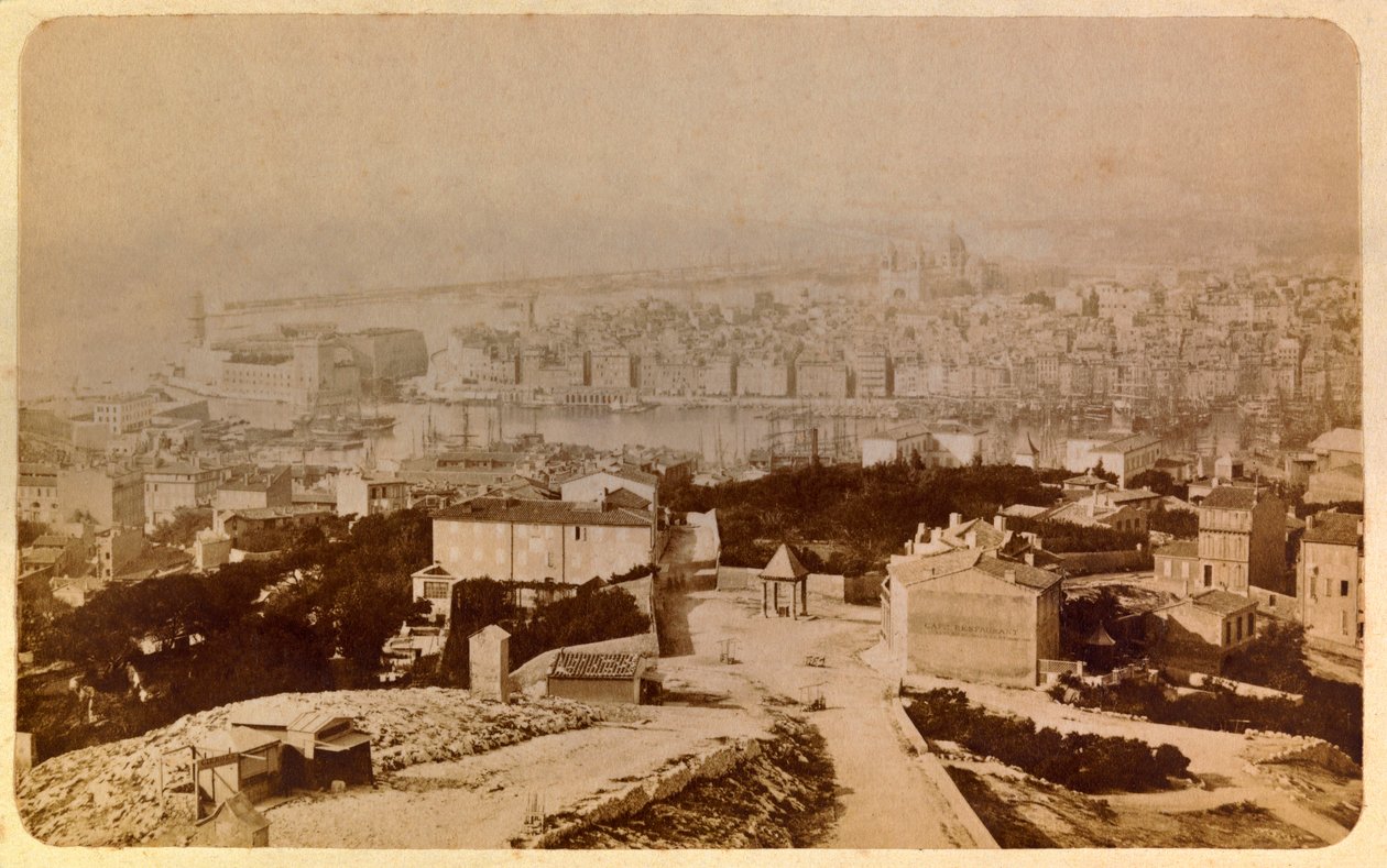 Marseillen kaupunki ja sen ympäristö noin 1885-1890: Yleiskuva Notre Dame de la gardesta, Yksityinen kokoelma tekijältä Unknown artist