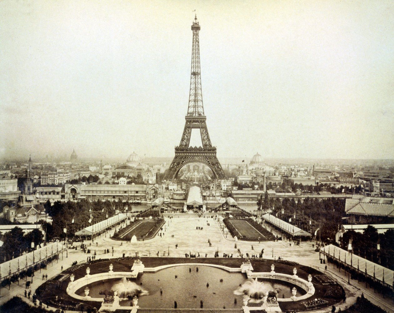 Näkymä vuoden 1889 yleisnäyttelystä Pariisissa ja Eiffel-tornista. tekijältä Unknown artist
