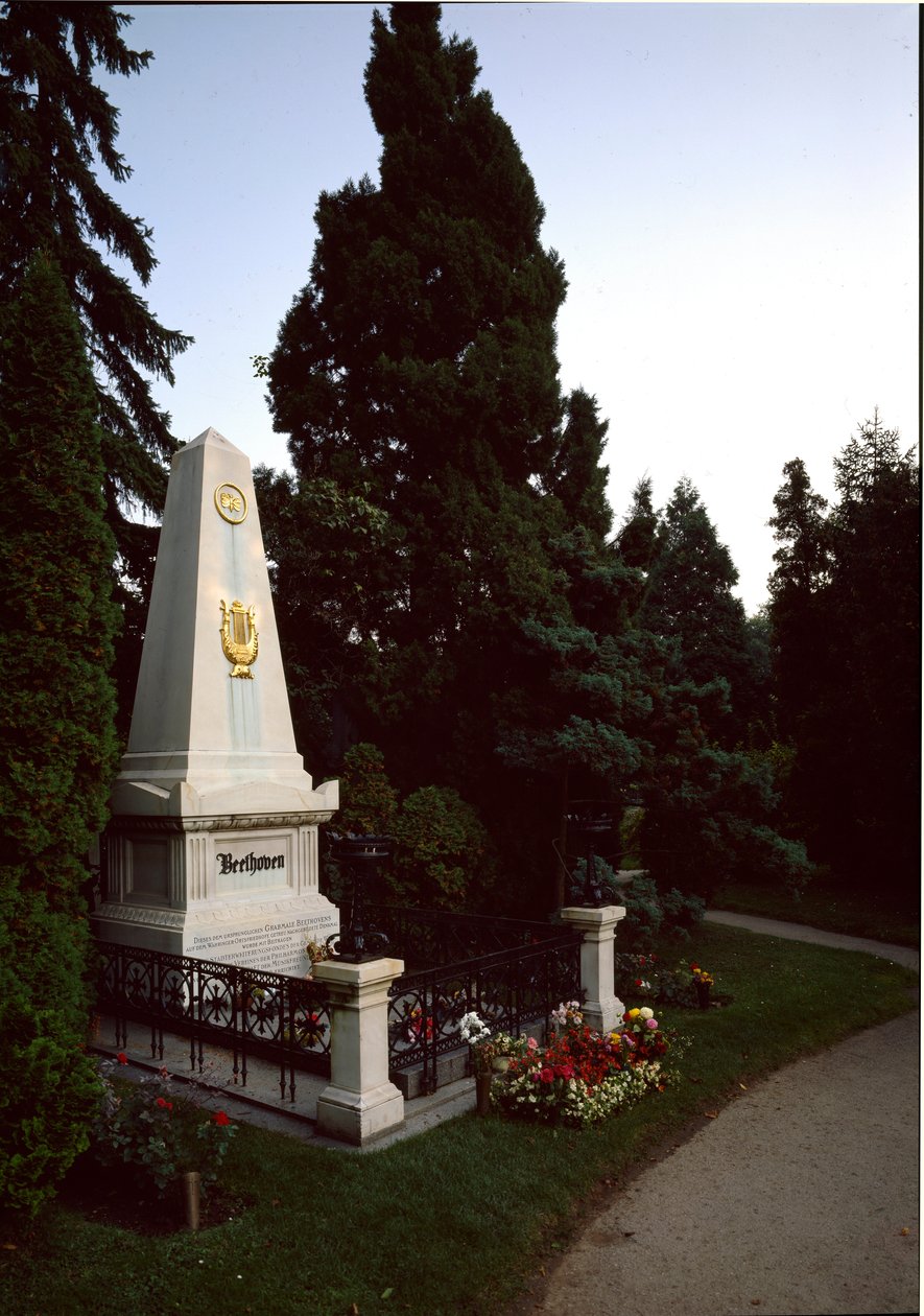 Näkymä saksalaisen säveltäjän Ludwig van Beethovenin (1770 - 1827) haudasta Wienin keskushautausmaalla (Zentralfriedhof), Itävalta tekijältä Unknown artist