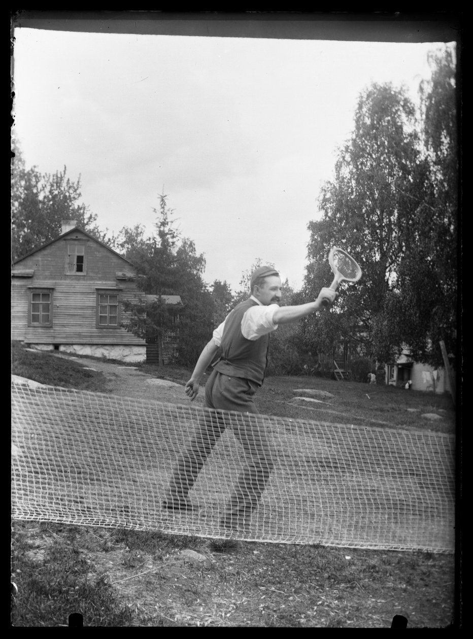 Paul Simberg pelaa tennistä Niemenlautan kartanossa tekijältä Unknown artist/maker