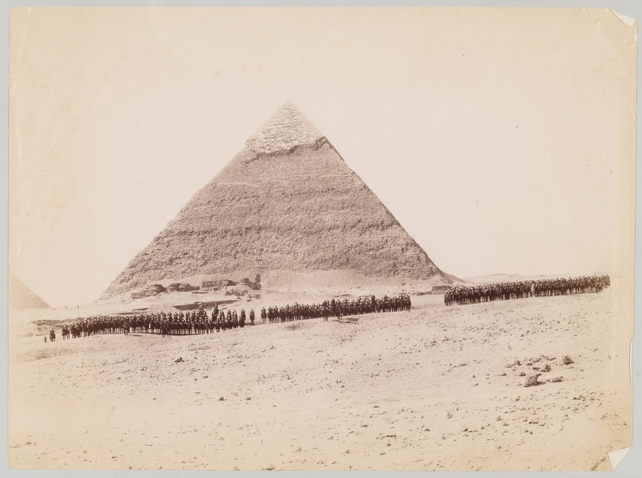 19. husaarit muodostuivat pyramidin eteen Gizassa, Egyptissä, noin 1882 tekijältä Unknown