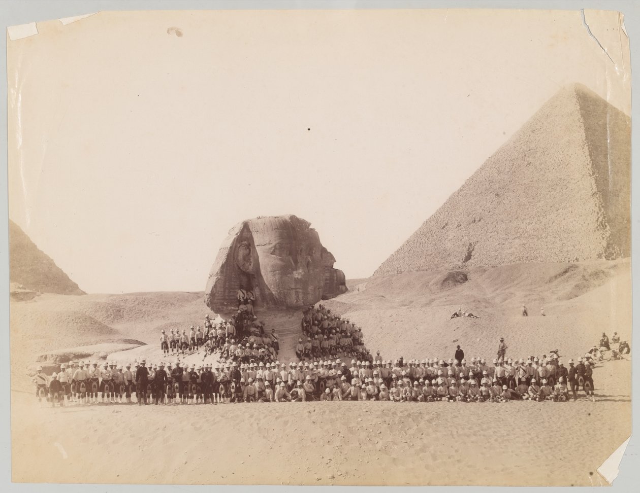 42. Highlanders Sfinksin edessä Gizassa, Egyptissä tekijältä Unknown photographer