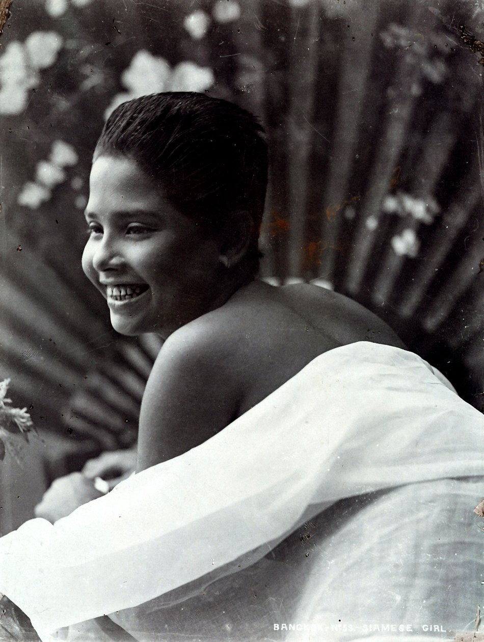 Tyttö Bangkokista hymyilee tekijältä Unknown photographer