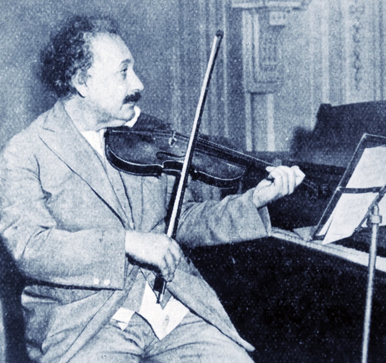 Albert Einstein soittaa viuluaan (m/w kuva) tekijältä Unknown photographer