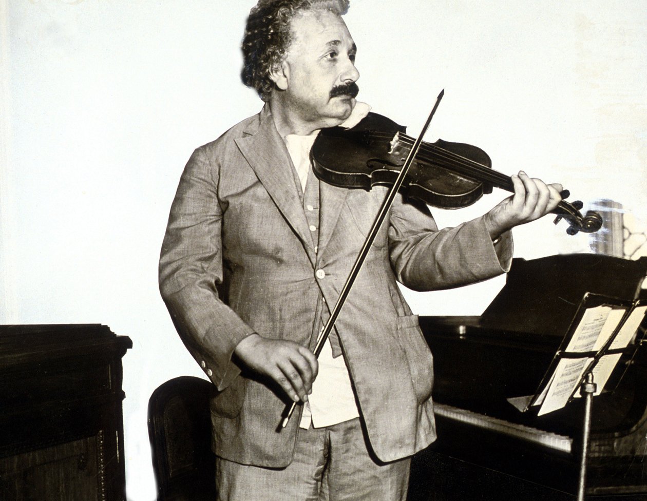 Albert Einstein soittaa viulua, n. 1932 (b/w kuva) tekijältä Unknown photographer