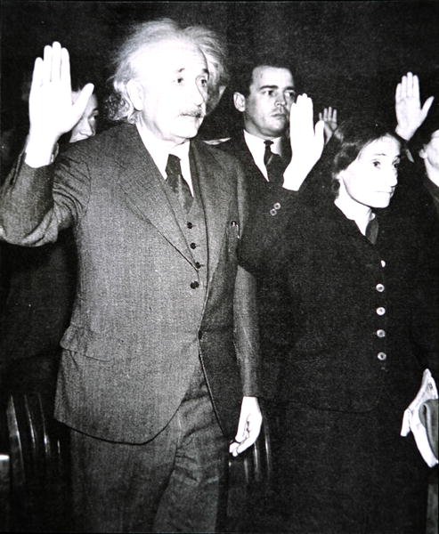 Albert Einstein tyttärepuolensa Margotin kanssa vannomassa Yhdysvaltain kansalaisuuden valan New Jerseyssä tekijältä Unknown photographer
