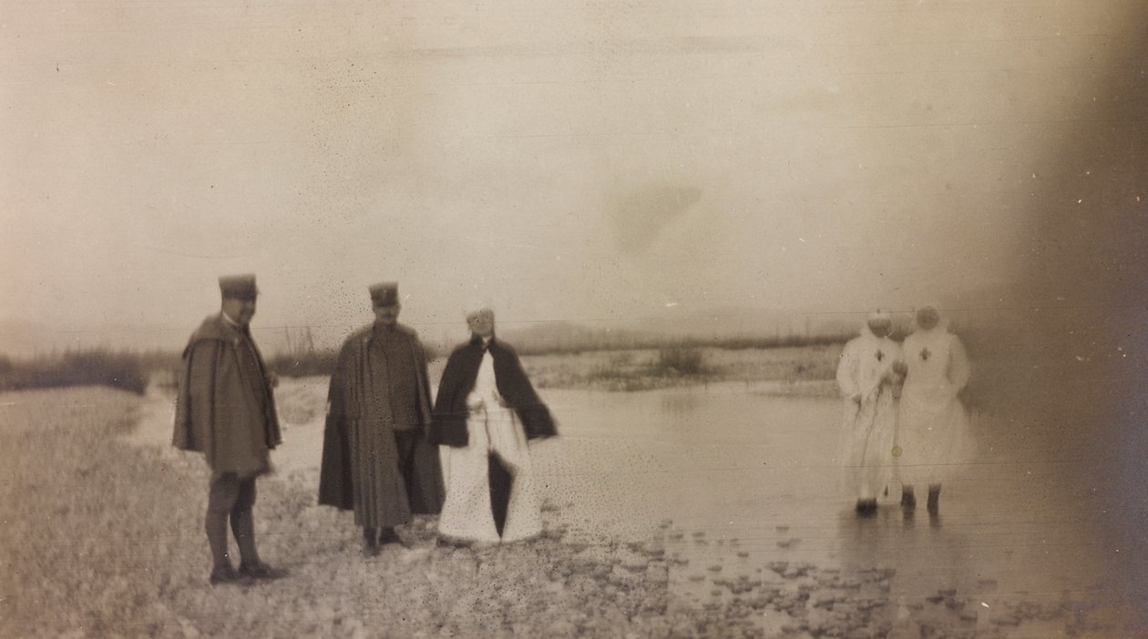 Ensimmäisen maailmansodan albumi Friuli-Venezia Giuliassa: upseerit ja Punaisen Ristin sairaanhoitajat Natisone-joen yli tekijältä Unknown photographer