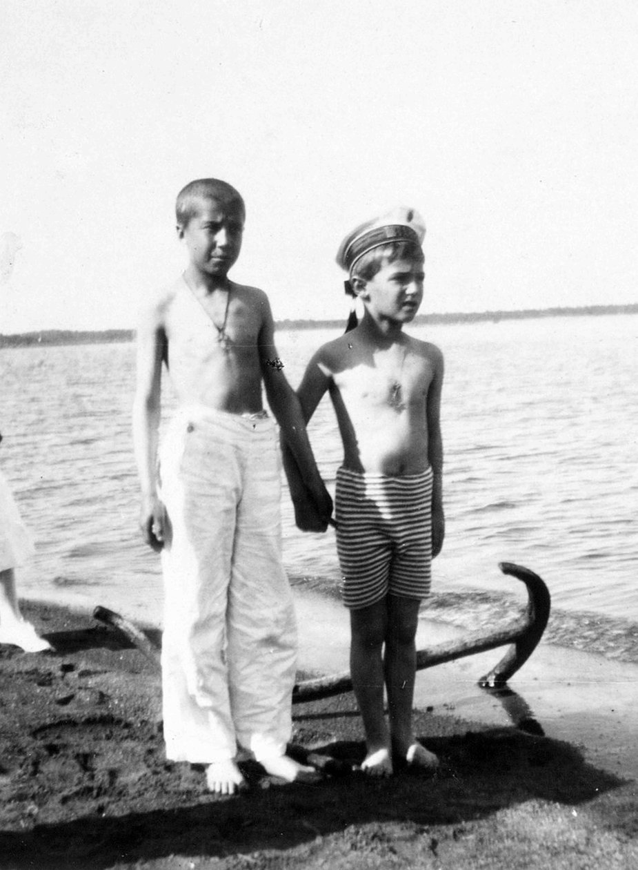 Aleksei Tsarevitš leikkiessään Livadian rannalla Krimillä (m/v kuva) tekijältä Unknown photographer