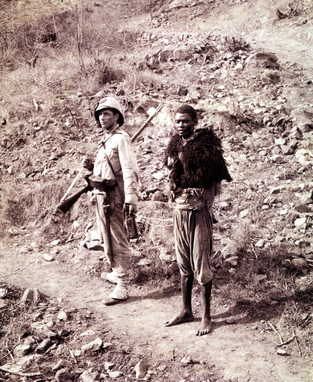 Italialainen sotilas ja abessinialainen vanki tiellä Ghindaan. tekijältä Unknown photographer