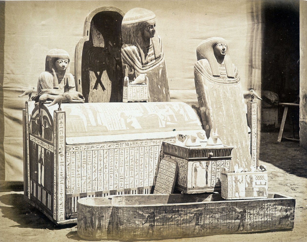 Egyptistä löytyi arkeologisia patsaita Auguste Mariette Beyn perustamasta "" Kairon 1. museon valokuva-albumista" tekijältä Unknown photographer