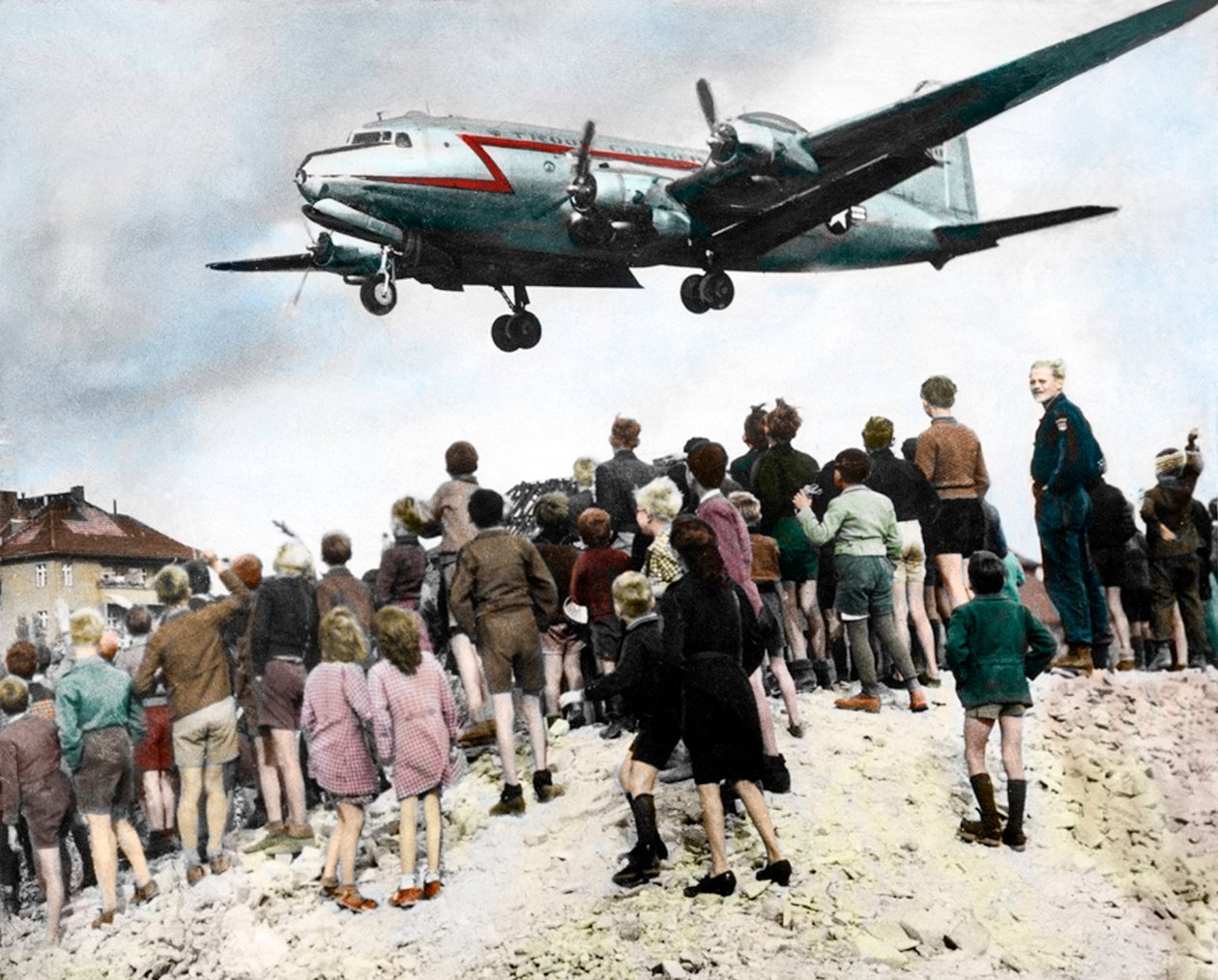 Os berlinenses observam a chegada de aviões, aproximando-se do aeroporto Berlin Tempelhoffinlandês tekijältä Unknown photographer