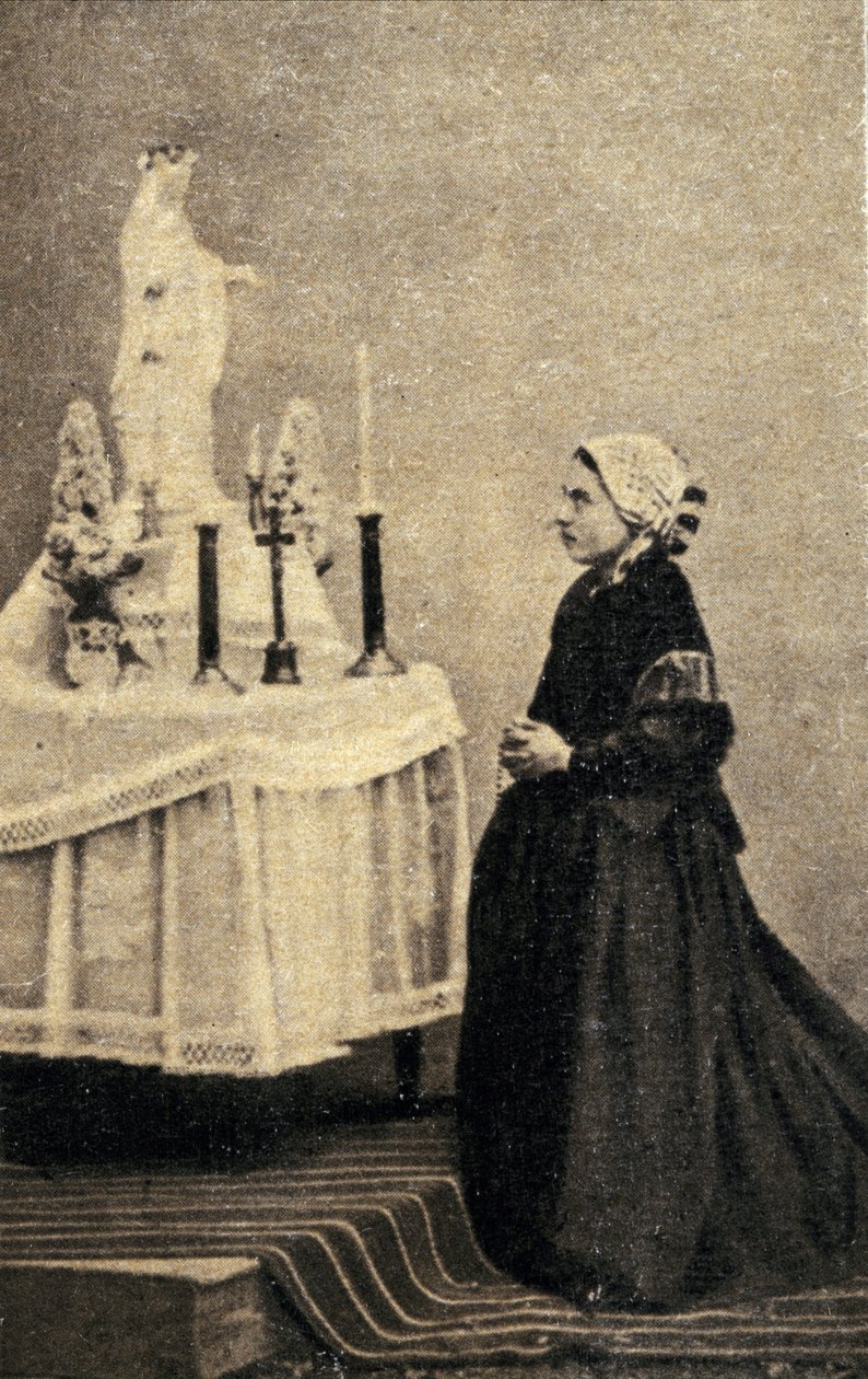 Bernadette Soubirous polvistumassa alttarin edessä Neitsyen kanssa tekijältä Unknown photographer