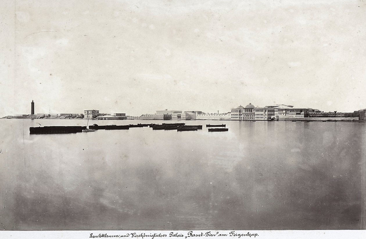 Barcos no meio do mar com parte da cidade de Alexandria ao fundo, no Egitofinlandês tekijältä Unknown photographer