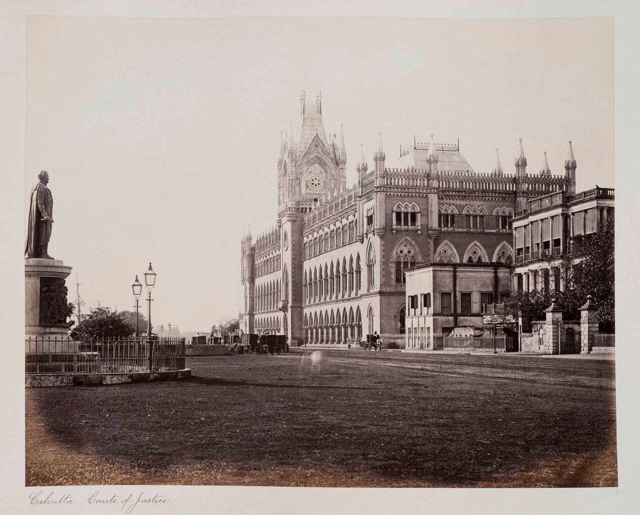 Calcutta Courts of Justice, n. 1885 (seepiakuva) tekijältä Unknown photographer