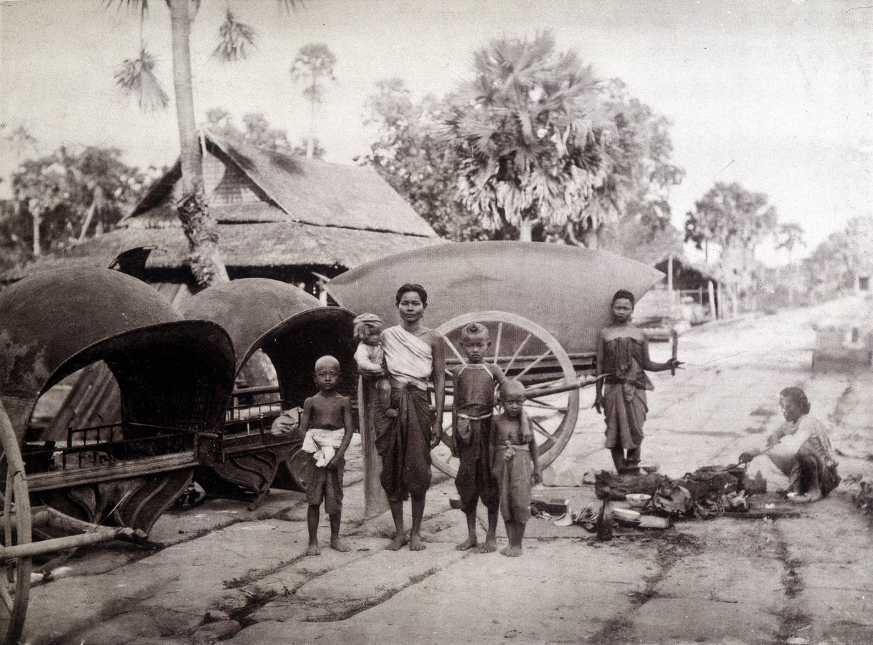 Kambodžalaiset Angkor Vat Roadilla tekijältä Unknown photographer