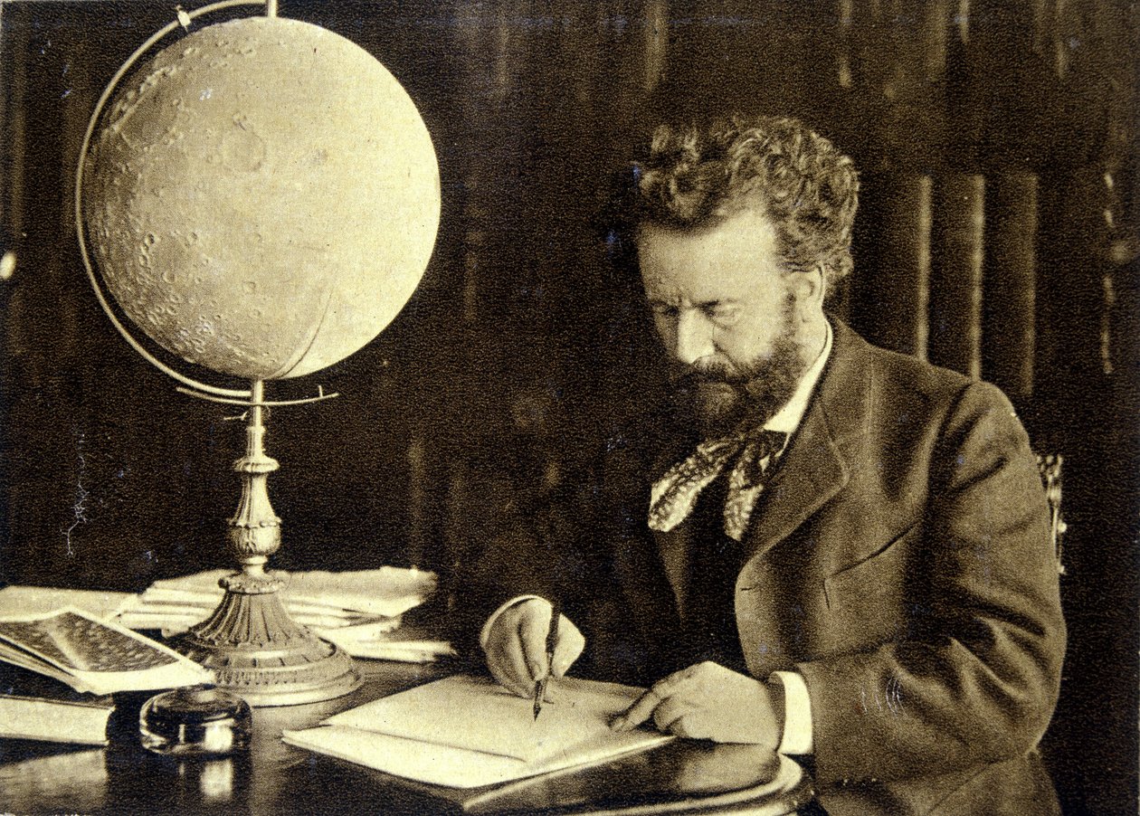 Camille Flammarion työpöytänsä ääressä tekijältä Unknown photographer