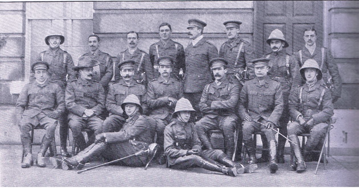 Eversti Owen, majuri Boole-Smith ja muut Dragoon Guardsin upseerit Harmsworth Bros Limitedin julkaisemasta After Pretoria: The Guerilla War -sarjasta. tekijältä Unknown photographer