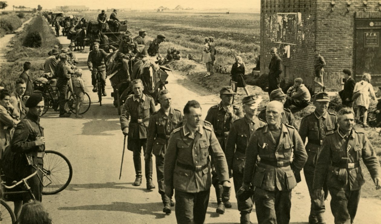 "Herrenvolkin lähtö", saksalaiset sotilaat lähtevät Alankomaista, toukokuu 1945 (s/w-kuva). tekijältä Unknown photographer