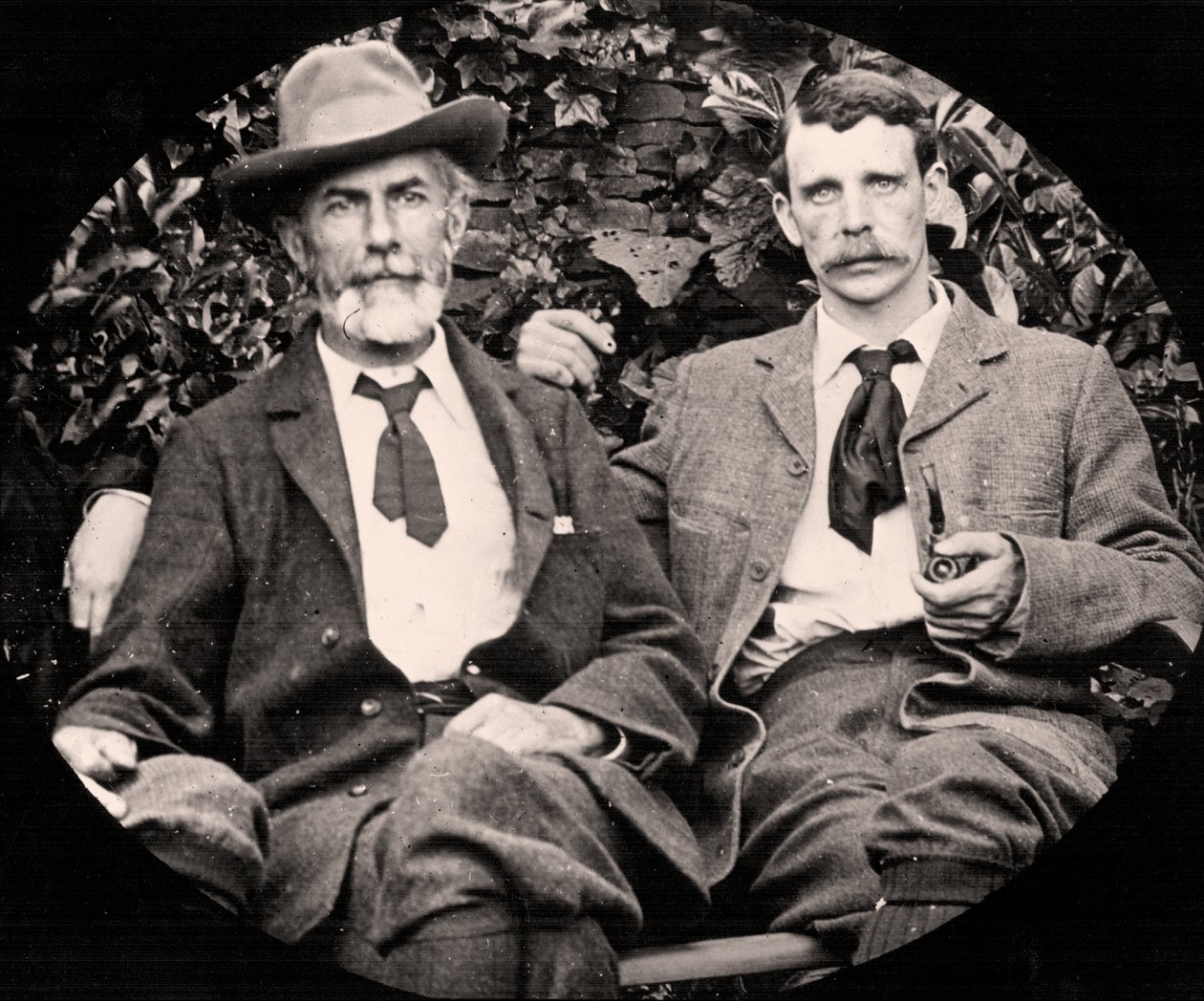Edward Carpenter ja hänen kumppaninsa George Merrill, noin 1900 (s/w-kuva). tekijältä Unknown photographer