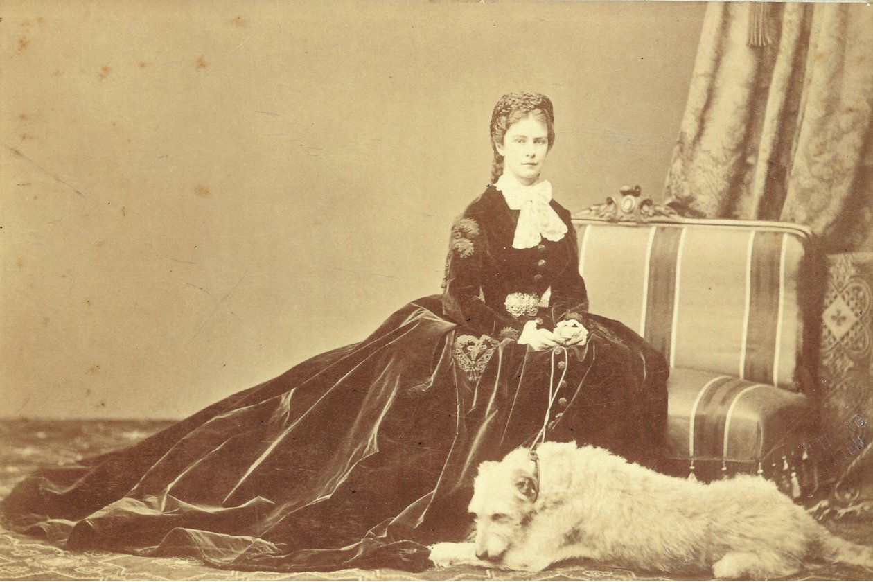Elisabeth, Itävallan keisarinna ja Unkarin kuningatar (24. joulukuuta 1837 - 10. syyskuuta 1898) (kuva) tekijältä Unknown photographer