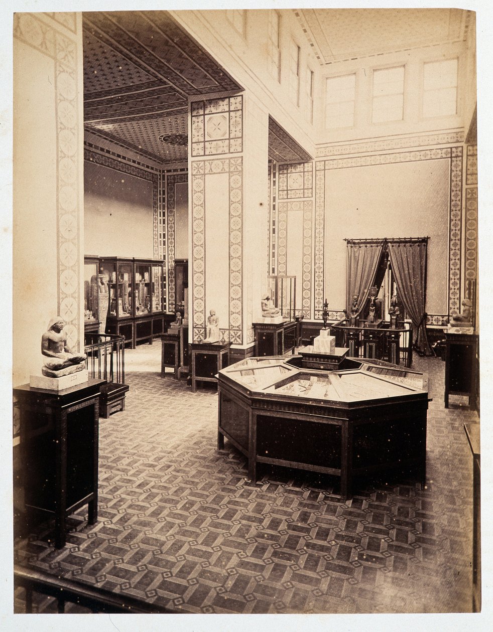 Näyttelyhuone - "" Kairon 1. museon valokuva-albumi"", jonka perusti Auguste Mariette Bey tekijältä Unknown photographer