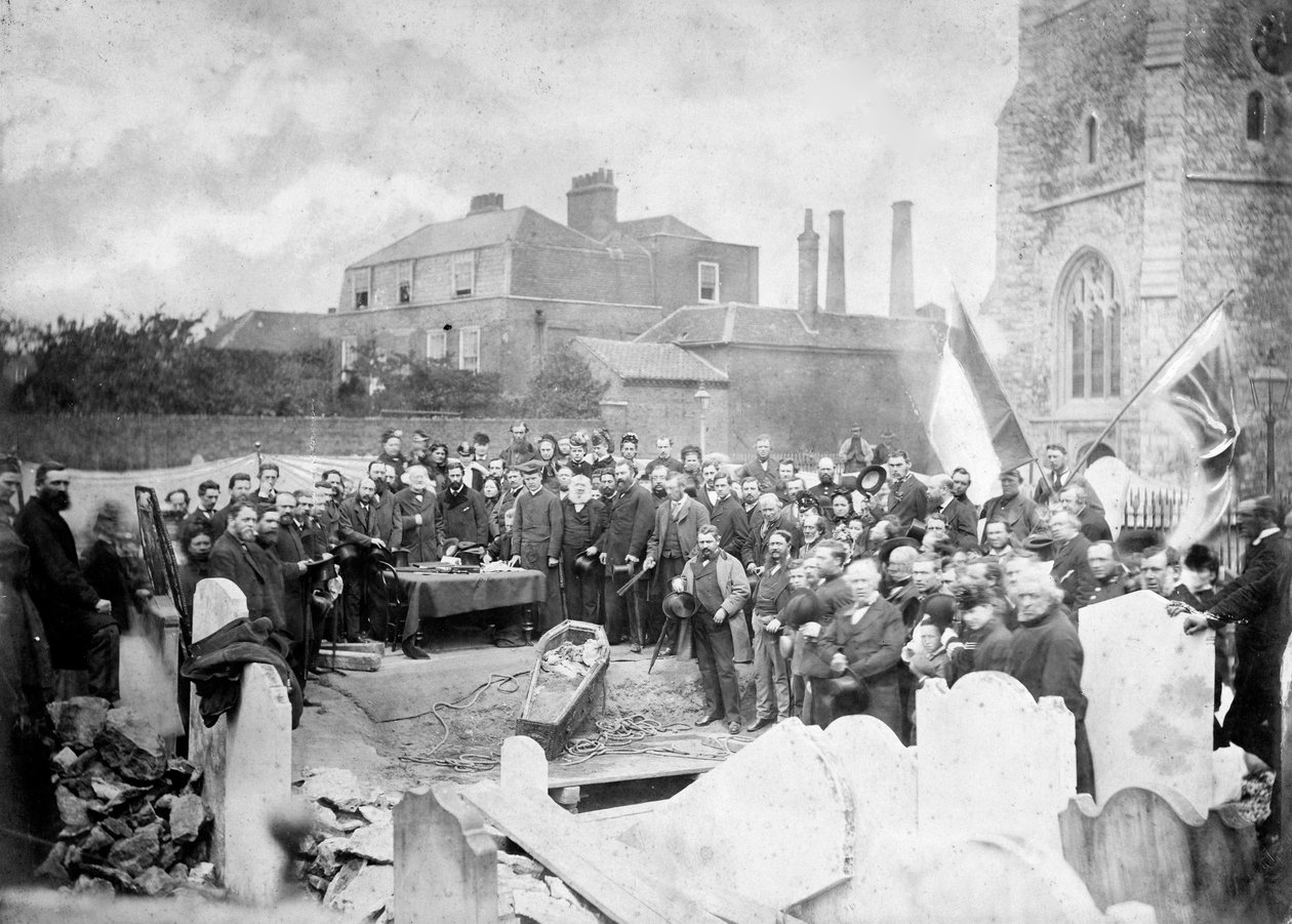 Ugo Foscolon ruumiin kaivaus Chiswickin hautausmaalla vuonna 1871 - valokuvaateljee Fratelli Caldesi - Ugo Foscolon ruumiin kaivaus Chiswickin hautausmaalla vuonna 1871 tekijältä Unknown photographer