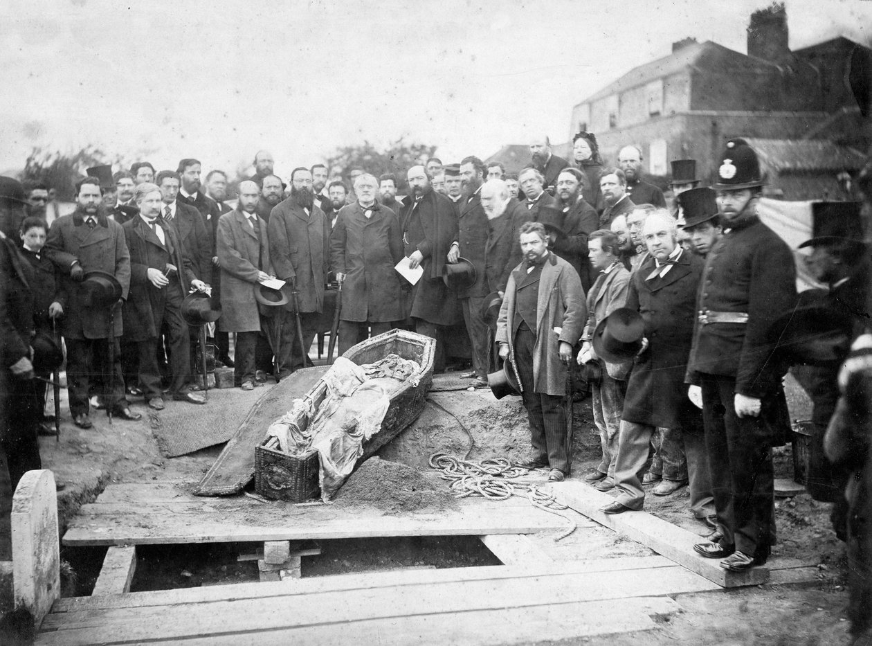 Ugo Foscolon ruumiin kaivaus Chiswickin hautausmaalla vuonna 1871 - valokuvaateljee Fratelli Caldesi - Ugo Foscolon ruumiin kaivaus Chiswickin hautausmaalla vuonna 1871 tekijältä Unknown photographer