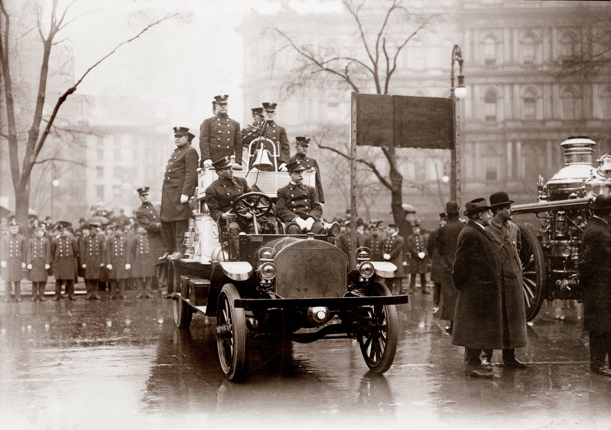 Uusilla palopumpuilla ja -ajoneuvoilla varustetut palokunnat, New York 1913. Valokuvaus. tekijältä Unknown photographer