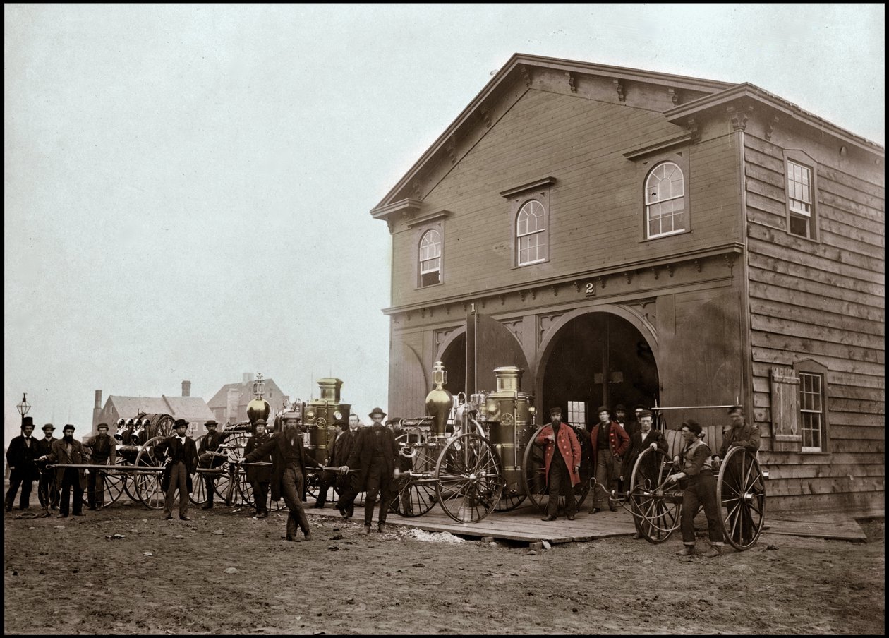 Palokunta poseeraa kasarmin edessä, Aleksandriassa. Virginia, Yhdysvallat. 1863. Valokuvaus tekijältä Unknown photographer