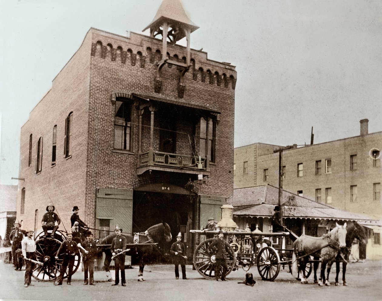 Palokunta poseeraa kasarmin ulkopuolella, Los Angeles. Kalifornia, Yhdysvallat. 1887. Valokuvaus tekijältä Unknown photographer