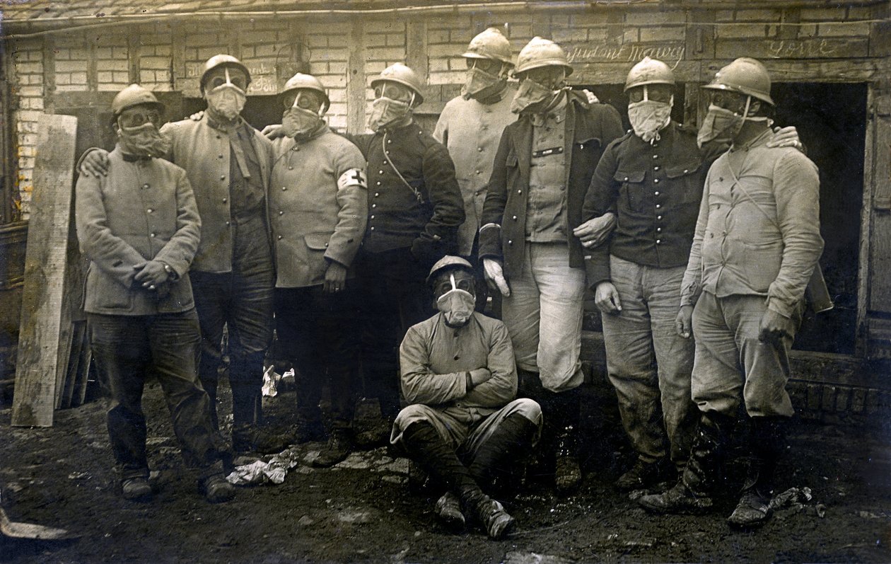 Ensimmäinen maailmansota 1914-1918 (14-18): ryhmä ranskalaisia sotilaita ja liittolaisia poseeraa valokuvausta varten kasemattiensa edessä. Heillä kaikilla on kaasunaamari - päiväämätön nimetön valokuva - - tekijältä Unknown photographer