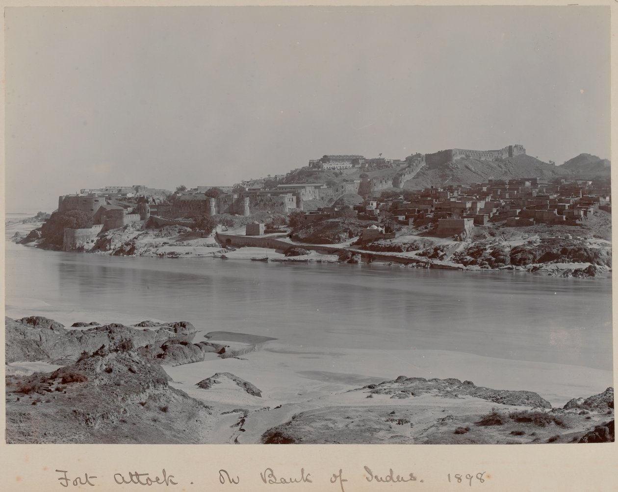 Fort Attock Indus-joen rannalla tekijältä Unknown photographer