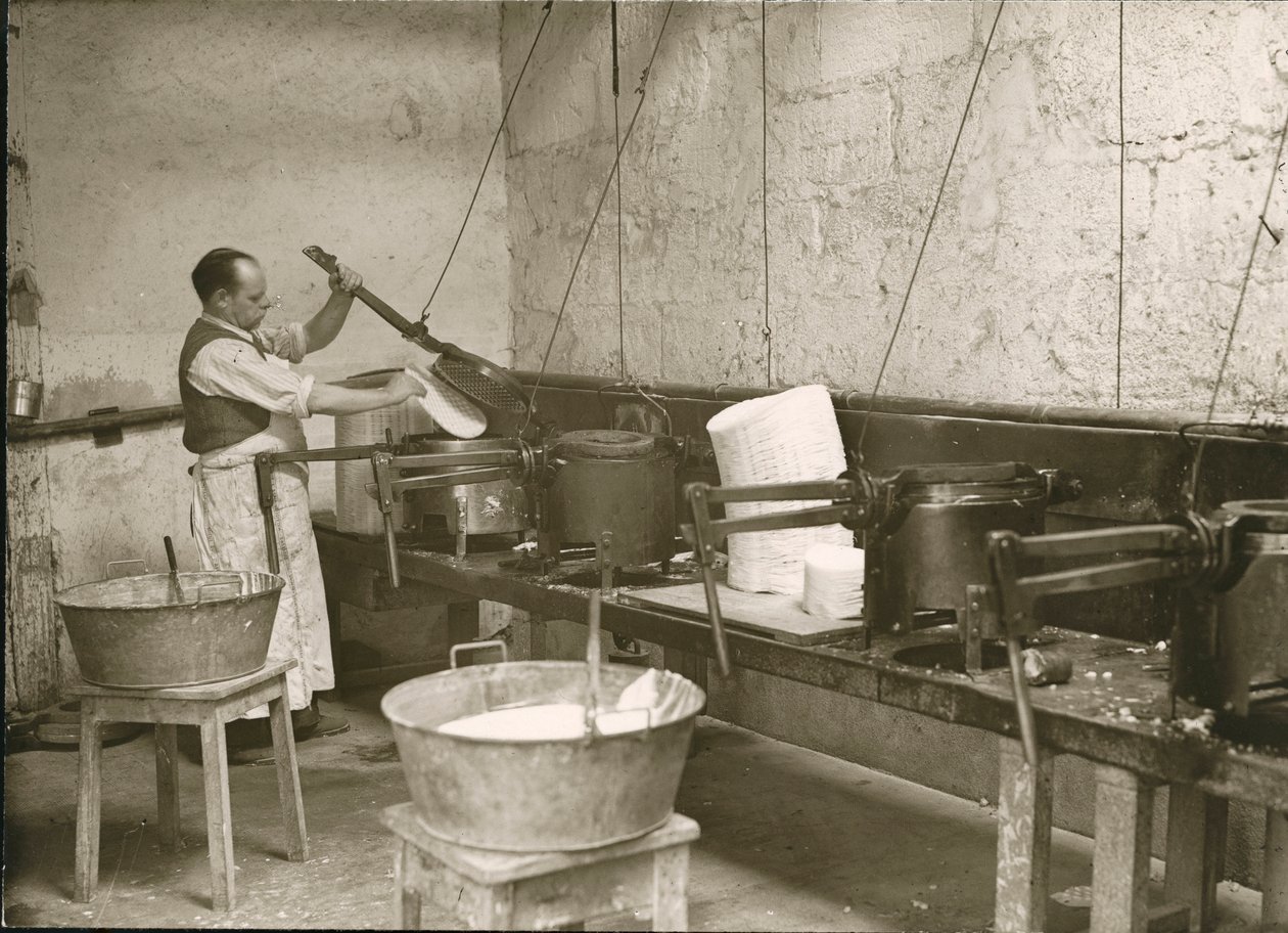 Ranska, Centre, Indre-et-Loire (37), Tours: Laboratoire Metadier: mies valmistelee muotteja Kalmine-tablettien valmistusta varten. tekijältä Unknown photographer