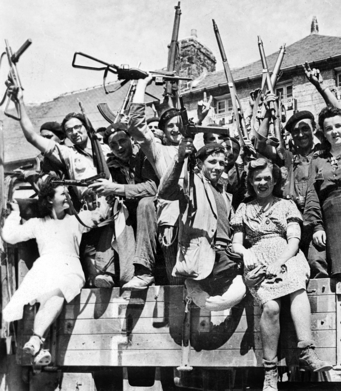 Ranskalaiset partisaanien tarkka-ampujat vapauttamassa kylää Normandiassa kesä-heinäkuussa 1944 (s/w-kuva). tekijältä Unknown photographer
