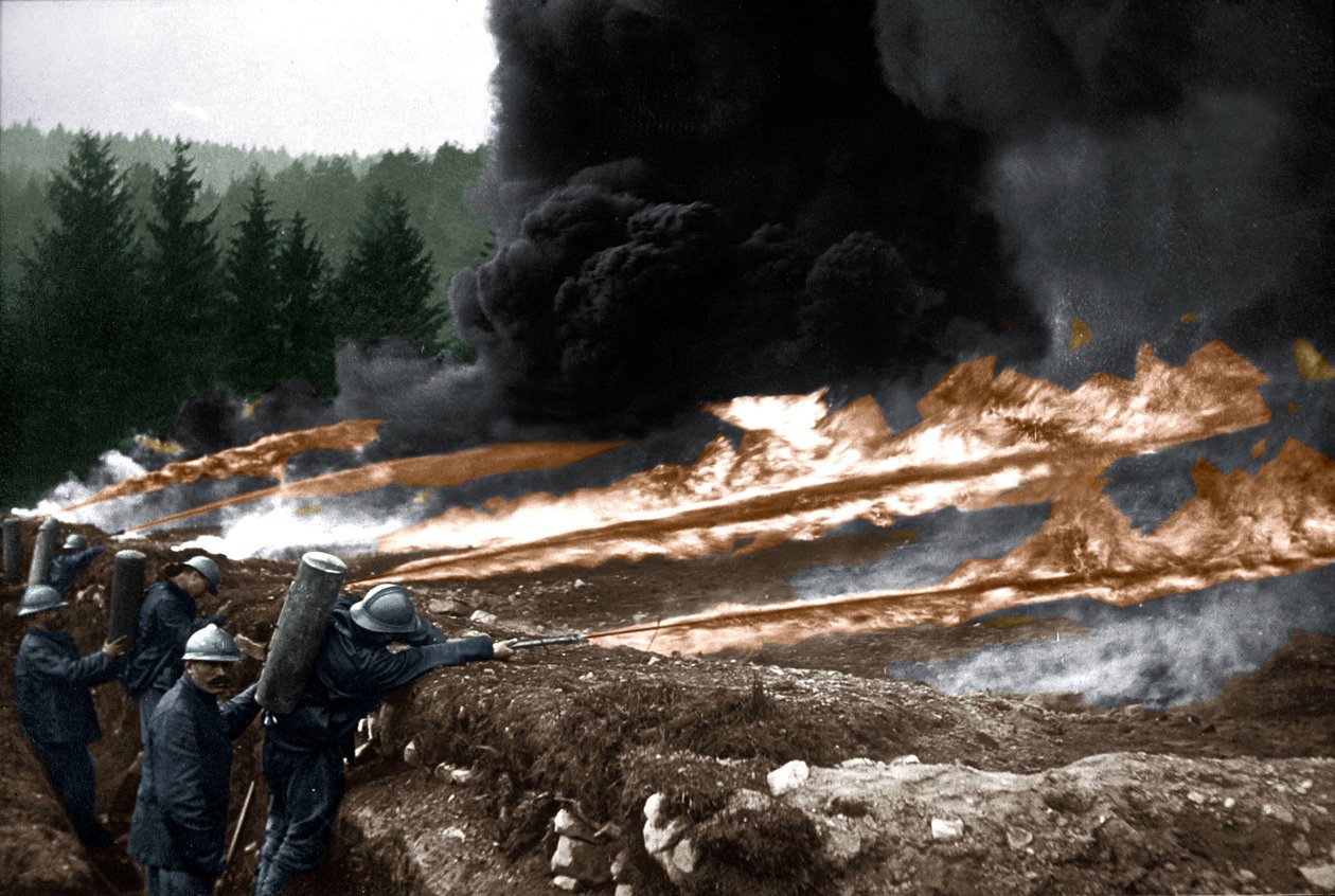 Ranskalaissotilaat käyttävät liekinheittimiä juoksuhaudoissa, Chemin des Dames tekijältä Unknown photographer